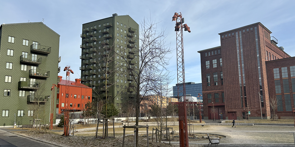 Rostfärgade belysningsmaster i bostadsområde